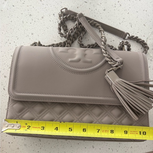 Tory Burch Fleming convertible in matte Grey Heron Quilted leather. Shoulder Bag - Picture 4 of 16